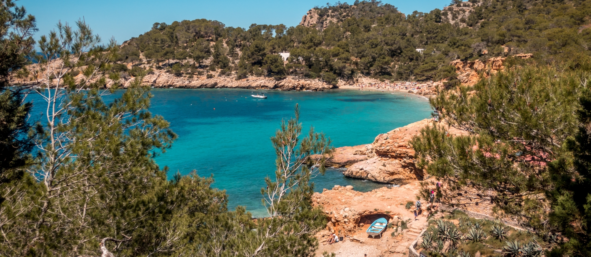 Lichtblauwe zee en strand op Ibiza