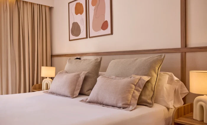 Sfeervolle slaapkamer van een One Bedroom Suite in Zafiro Can Picafort met tweepersoonsbed en moderne inrichting.