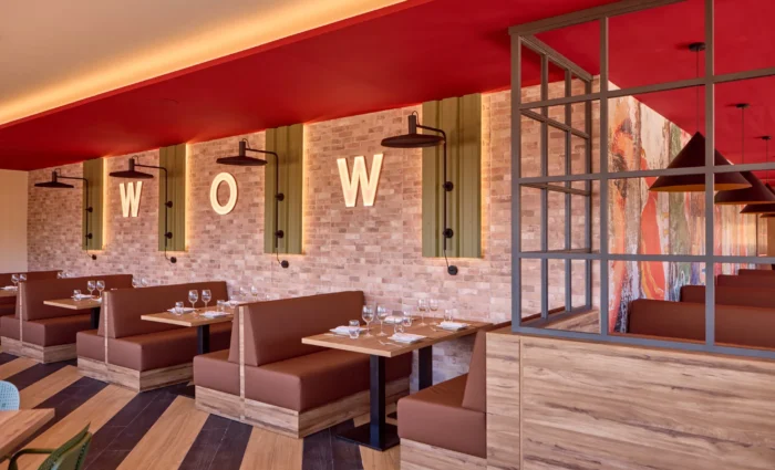 Sfeervol restaurant Blackwell's in Zafiro Can Picafort met comfortabele zitbanken en modern interieur.